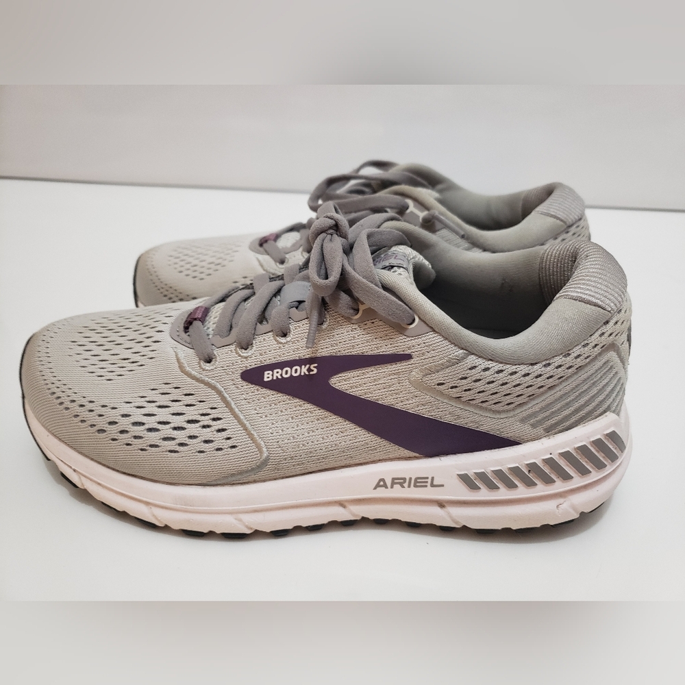 Brooks women's size 6.5 Ariel 20 Gray Sneakers shoes running